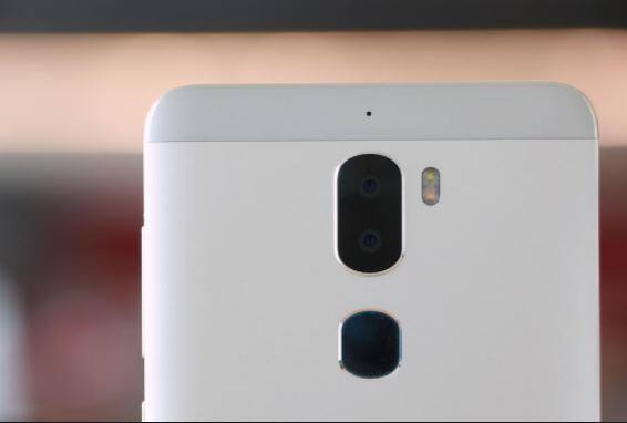 कूलपैड कूल 1: 15 हजार की कीमत में ये सबसे बेहतरीन स्मार्टफोन है. इसमें 13 मेगापिक्सल का डुअल रियर कैमरा, 8 मेगापिक्सल का फ्रंट कैमरा दिया गया है. 4 जीबी की रैम इसे बेहतरीन बनाती है. 4060 mAh बैटरी. इसमें 5.5 इँच की स्क्रीन और Snapdragon 652 प्रोसेसर है. कीमत- 12,999 रुपये