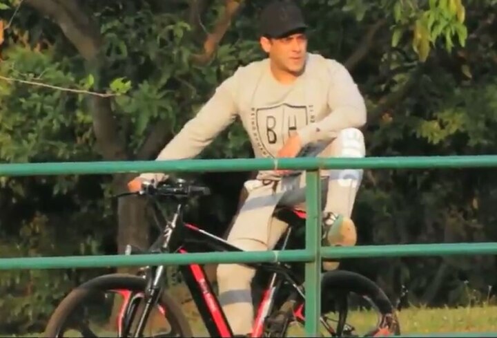 Salman Khans Being Human Cycle Launched सलमान खान ने लॉन्च की 'बीइंग ह्यूमन' की साइकिल