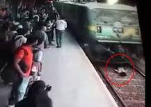 VIDEO: मुंबई के कुर्ला में ट्रेन के नीचे आई लड़की, फिर जो हुआ वो चौंकाने वाला है!