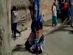 बिहार : शादी समारोह से कुर्सी चोरी के आरोप में दो को पकड़ा, पेड़ से लटकाया उल्टा