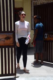 कैमरे में कैद हुईं अमृता संग जिम के लिए निकलीं करीना कपूर ख़ान!