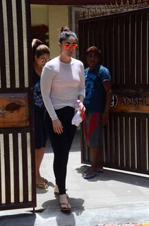 कैमरे में कैद हुईं अमृता संग जिम के लिए निकलीं करीना कपूर ख़ान!