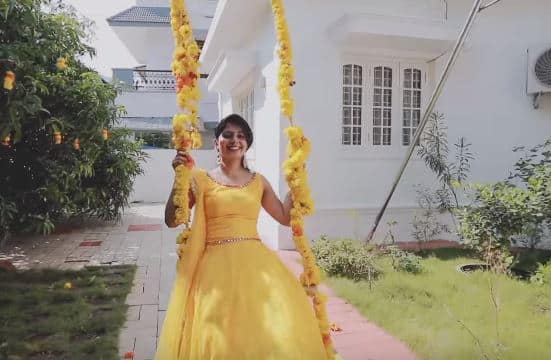 WATCH: हल्दी सेरेमनी में पूरे परिवार के साथ दुल्हन का डांस सोशल मीडिया पर वायरल Brides Dances With Her Family Goes Viral On Social Media WATCH: हल्दी सेरेमनी में पूरे परिवार के साथ दुल्हन का डांस सोशल मीडिया पर वायरल