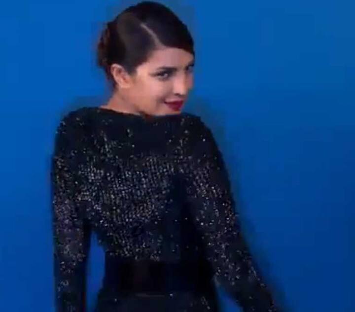 प्रियंका की छोटी कमर होने के बावजूद इस ड्रेस में उनके कर्व्स उभर कर आ रहे थे.