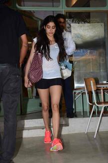 ट्रांसपेरेंट टॉप और शॉर्ट्स में मुंबई की सड़कों पर चहलकदमी करती दिखीं जाह्नवी कपूर