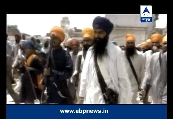 इंदिरा गांधी ने आखिरकर 1 जून, 1984 को पंजाब को सेना के हवाले कर दिया. कोड वर्ड रखा गया 'ऑपरेशन ब्लू स्टार'. इस ऑपरेशन की अगुवाई मेजर जनरल कुलदीप सिंह बरार को सौंपी गई. सेना की 9वीं डिवीजन स्वर्ण मंदिर तरफ बढ़ चुकी थी. 3 जून को अमृतसर से पत्रकारों को बहार कर दिया गया. पाकिस्तान से लगती सीमा को सील कर दिया गया. मंदिर परिसर में रह रहे लोगों को बाहर आने को कहा गया. ये अपील बार-बार की गई. 5 जून को 7 बजे तक सिर्फ 129 लोग ही बाहर आए. लोगों ने बताया कि भिंडरावाले के लोग बाहर आने से रोक रहे हैं.