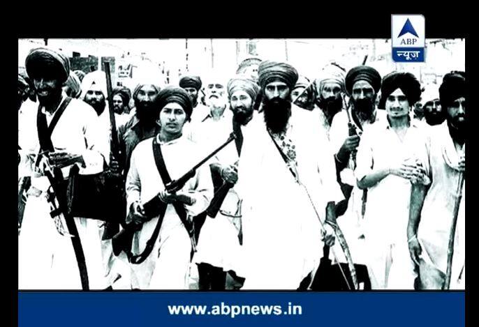 15 दिसंबर, 1983 को भिंडरावाले ने अपने हथियार बंद साथियों के साथ स्वर्ण मंदिर में अपना कब्जा जमा लिया. भिंडरावाले ने स्वर्ण मंदिर के अकाल तख्त पर कब्जा कर लिया. अकालतख्त का मतलब एक ऐसा सिंहासन जो अनंतकाल के लिए बना हो. यहीं से सिख धर्म के लिए हुक्मनामे जारी होते हैं. अकालतख्त के कब्जे का विरोध हुआ, लेकिन भिंडरावाले ने परवाह नहीं की. हिंसा और मार-काट का दौर चलता रहा. भिंडरावाले चाहते थे कि हिन्दू पंजाब छोड़ कर चले जाएं. ये सीधे-सीधे दिल्ली सरकार को चुनौती थी. उधर इंदिरा गांधी की मुश्किलें बढंती जा रही थीं. उन्हें भी किसी फैसले पर पहुंचना था.