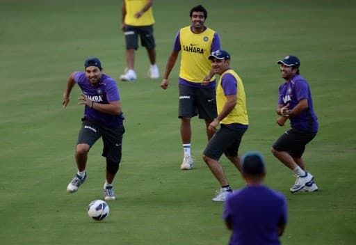 उन्होंने कहा,‘‘इसके बाद मैं खुद को रोक नहीं पाया, मैं उनके(सहवाग) पास गया और पूछा कि मुझे सुधार के लिए क्या करना चाहिए. वीरू ने कहा, मैं ऑफ स्पिनर को गेंदबाज नहीं मानता. वह मुझे बिलकुल भी परेशान नहीं करते. मैंने कहा ठीक है. अगले दिन नेट पर मैंने कुछ आजमाया और उन्होंने शॉट खेलने शुरू कर दिए. वह मेरे साथ ऐसा बर्ताव कर रहे थे जैसा मैं 10 साल के बच्चे के साथ करता अगर मैं उसके खिलाफ बल्लेबाजी करता तो.’’