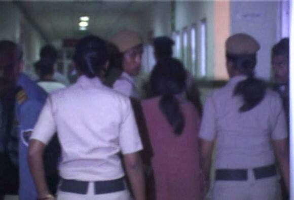 देश की राजधानी से सटे गुरुग्राम के मानेसर में हुई खौफनाक घटना दिल दहला देने वाली है. इस मामले में पुलिस की लापरवाही भी सामने आई है. लेकिन, अब पुलिस स्केच जारी कर गुनहगारों की तलाश कर रही है....आगे जानिए....