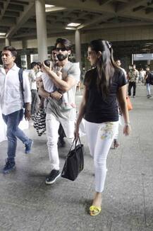 एयरपोर्ट पर नन्हीं बेटी के साथ कैमरे में कैद हुए शाहिद और मीरा राजपूत!