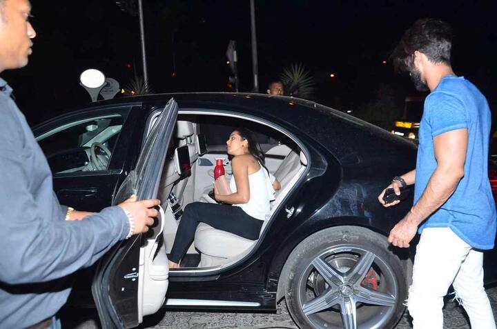 बताते चलें कि मीरा ने एक हॉट टैटू बनवा रखा है और अक्सर आउटिंग्स के दौरान उनका ये टैटू साफ दिखाई देता है. मीरा ने ये टैटू अपने बायें कंधे पर बनवा रखा है.