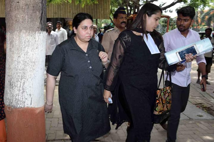 हिमेश और कोमल के तलाक की अर्जी दाखिल किये जाने के बाद से इस तरह की अटकलें थीं कि टेलीविजन अभिनेत्री सोनिया कपूर से हिमेश की नजदीकी की वजह से यह नौबत आई है. हालांकि कोमल ने कहा कि वे विचारों के मुद्दे पर अलग हुऐ हैं और इसमें सोनिया का कोई लेनादेना नहीं है.