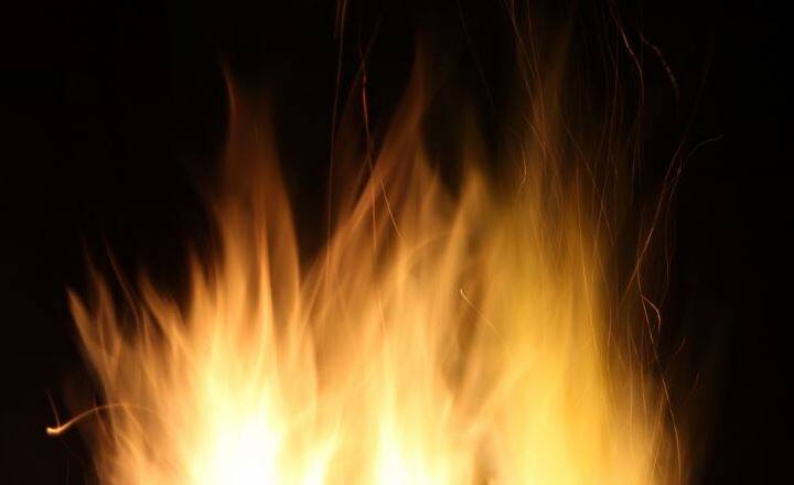 लड़की को जलाया जिंदा, खुद भी दी जान  केरला के मेडिकल कॉलेज में यह दिल दहला देने वाली घटना हुई थी. यहां आदर्श नाम के फीजियोथेरेपी के स्टूडेंट ने अपनी क्लासमेट लक्ष्मी को आग के हवाले कर दिया. इसके साथ ही उसने खुद को भी आग लगाकर जान दे दी. घटना कोल्लम जिले में हुई थी. एक फरवरी, 2017 को वह सीधे लड़की के क्लासरूम में घुसा और उसपर तेल डालकर उसे जला दिया. अभी कोई कुछ समझ ही पाता कि उसने खुद को भी आग लगा ली. पूरे इंस्टीट्यूट में दहशत फैल गई थी...आगे जानिए...