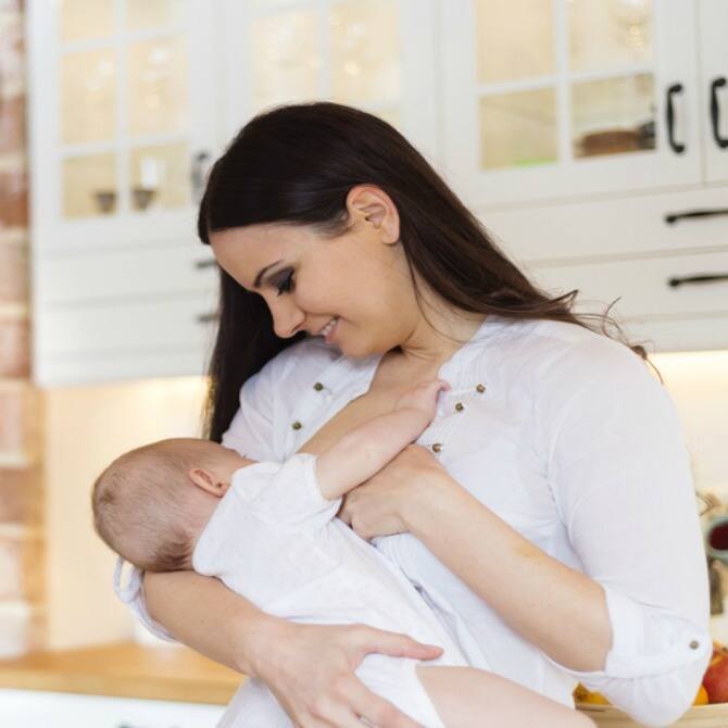 Breastfeeding is connected with right hand use and Left hand use - Research राइटी और लेफ्टी होने का स्तनपान से है गहरा संबंध- रिसर्च