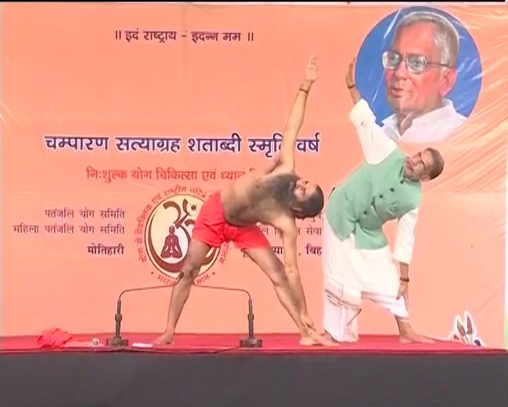 As Farmers Protest Intensifies Union Agriculture Minister Radha Mohan Singh Is Doing Yoga Along With Baba Ramdev In Motihari किसान आंदोलन से जल रहा देश, कृषि मंत्री योग शिविर के उद्घाटन में बिजी
