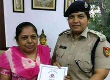 महिला की बहादुरी के आगे पस्त हुए स्नैचर्स, दिल्ली पुलिस ने किया सम्मान