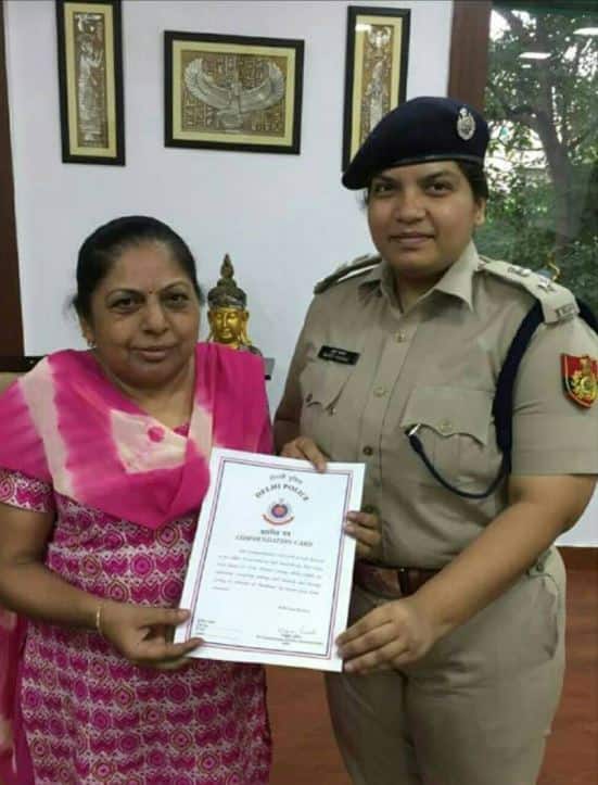 महिला की बहादुरी के आगे पस्त हुए स्नैचर्स, दिल्ली पुलिस ने किया सम्मान
