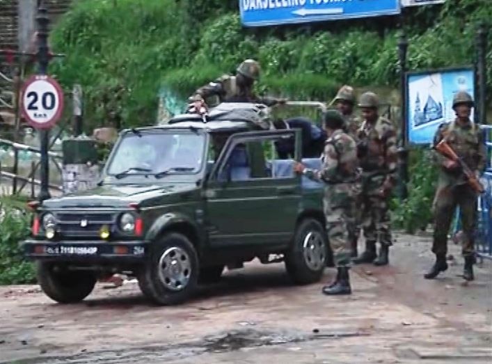 Army Out In Darjeeling After Language Protest Turns Violent प.बंगाल: स्कूलों में बांग्ला अनिवार्य करने के विरोध में दार्जिलिंग में हिंसा, सेना तैनात
