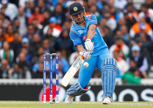 जी हां, कल रात भले ही भारतीय टीम मुकाबला हार गई लेकिन एमएस धोनी ने शानदार अर्धशतक लगाकर टीम इंडिया को एक बड़ा लक्ष्य देने में अपनी भूमिका निभाई. आखिरी ओवरों में महेंद्र सिंह धोनी ने 52 गेंद में 63 रन बनाये.