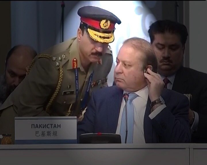 Pak Army Official Seen Whispering Into Ears Of Nawaz Sharif At Sco Summit 2017 अंतरराष्ट्रीय मंच पर खुली पाक की कलई, साफ दिखा सेना की 'कठपुतली' हैं नवाज शरीफ