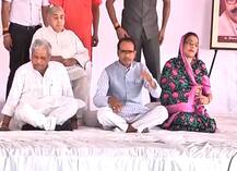 LIVE: उपवास पर बैठे शिवराज की किसानों से अपील, \'शांति के प्रदेश में आग मत लगाओ\'