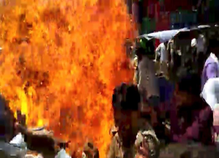 यूपी: मुगलसराय में सीएम-केंद्र सरकार का पुतला फूंकते समय बड़ा हादसा, आग से झुलसे 8 लोग