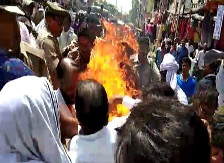 Three Congressmen Scorched By Effigy Fire During Protest In Mughalsarai यूपी: मुगलसराय में सीएम-केंद्र सरकार का पुतला फूंकते समय बड़ा हादसा, आग से झुलसे 8 लोग