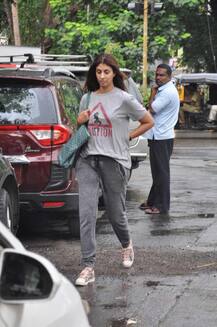 SPA से लौट रहीं श्वेता बच्चन नंदा कैमरे में हुईं कैद