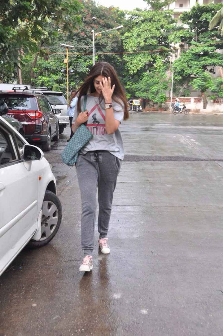 उन्होंने अपना प्राइवेट लाइफ को मीडिया और ग्लैमर से दूर रखा है.