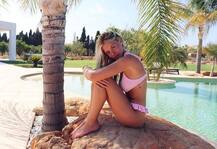 बिकनी कलेक्शन के प्रचार के लिए ये कैसे-कैसे पोज दे रही है ये हीरोइन!