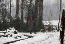 मिनी कश्मीर: जून महीने में बर्फबारी से मौसम हुआ सुहाना