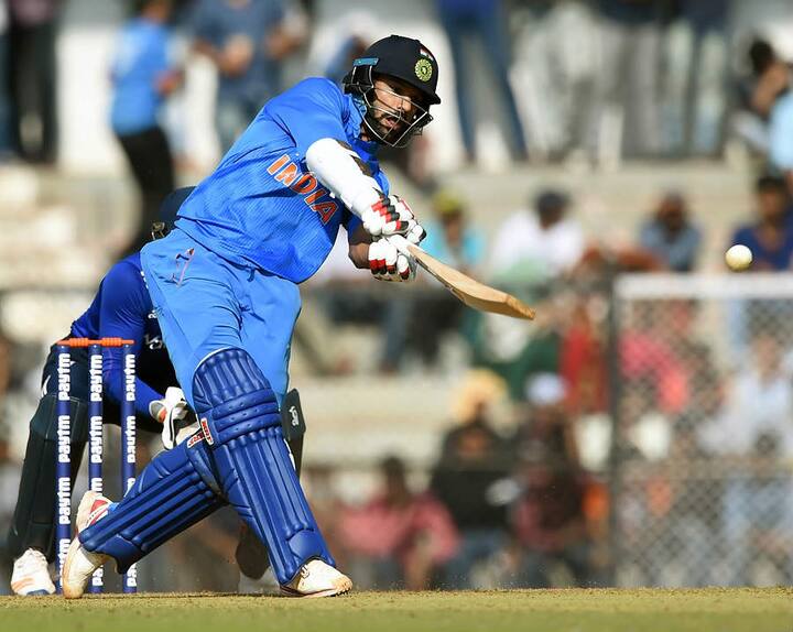 आपको बता दें कि विराट इस मामले में शिखर से काफी पीछे हैं. विराट ने 27 मैचों में 939 रन ही बनाए हैं. 