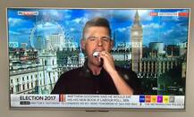 चुनाव में गलत भविष्यवाणी करने पर लाइव शो में लेखक ने चबाई अपनी किताब