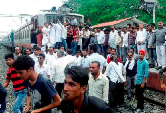 Madhya Pradesh Curfew Lifted From Remaining Areas Of Mandsaur शांतिपूर्ण माहौल के बाद मंदसौर के बाकी हिस्सों से भी हटाया गया कर्फ्यू