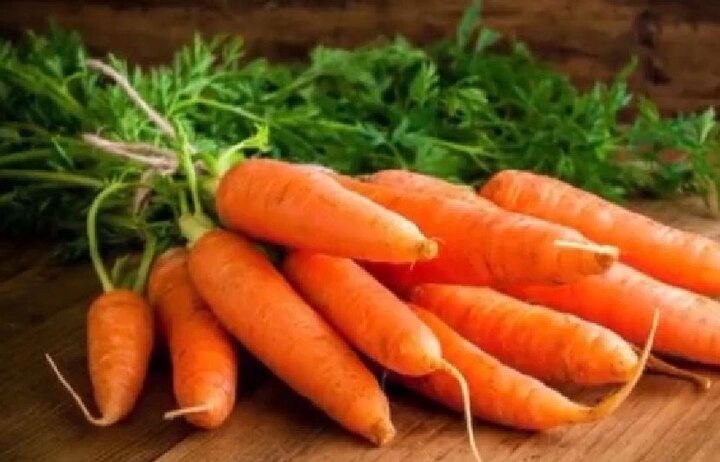 Carrots Health Benefits Nutritional Information कॉलेस्ट्रॉल कम करने से लेकर पिंपल्स भी दूर कर सकती है गाजर!