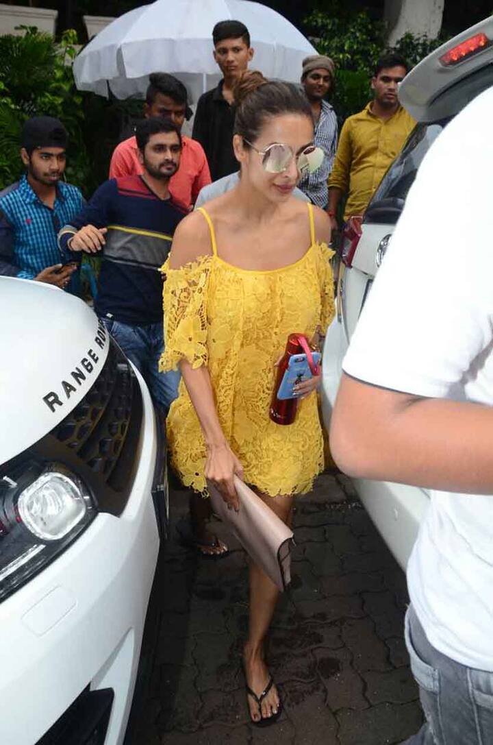 मलाइका यहां Yellow कलर का शॉर्ट ड्रेस में दिखीं जिसमें वो बहुत ही ग्लैमरस लग रही थीं.