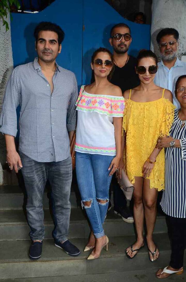 ये कपल अलग तो हो गया है लेकिन ये तस्वीरें देखकर कहा जा सकता है कि ये दोनों तलाक के बाद भी अपने रिश्ते को अच्छा बनाए रखने में कामयाब हुए हैं.