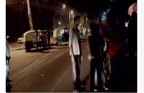 गुरुग्राम : बीच सड़क दिलेर लड़की ने उतारा मनचले के 'आशिकी का भूत', चप्पल से पीटने की वीडियो वायरल Women Beat A Man Who Tried Molesting Them In Gurugram गुरुग्राम : बीच सड़क दिलेर लड़की ने उतारा मनचले के 'आशिकी का भूत', चप्पल से पीटने की वीडियो वायरल
