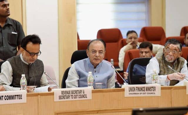 GST rates on 29 items, 54 services cut; return filing to be made simpler 29 सामानों और 53 तरह की सेवाओं पर GST की दर हुई कम, रिटर्न दाखिल आसान करने पर हुई चर्चा