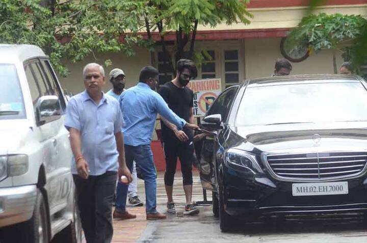 एक दूसरे को काफी समय से तक डेट करने वाले शाहिद और करीना पहले एक दूसरे से कतराते थे लेकिन ऐसा लग रहा है कि अब सब ठीक हो गया है.