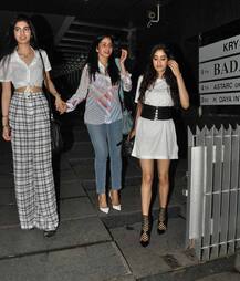 बेटी खुशी और जाह्नवी को डिनर के लिए ले गई श्रीदेवी, दिखाया अपना stylish अंदाज