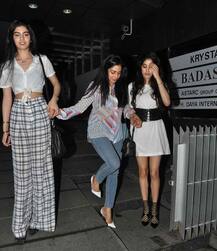 बेटी खुशी और जाह्नवी को डिनर के लिए ले गई श्रीदेवी, दिखाया अपना stylish अंदाज