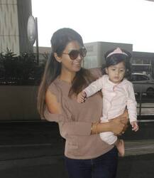 बेटी हिनाया और हसबैंड हरभजन सिंह के साथ एयरपोर्ट पर नज़र आईं गीता बसरा, देखें तस्वीरें