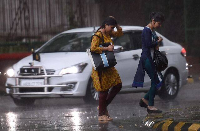 Delhi Witnesses Sudden Change Of Weather राजधानी दिल्ली का मौसम हुआ खुशगवार, हल्की हवाओं के साथ बूंदाबांदी