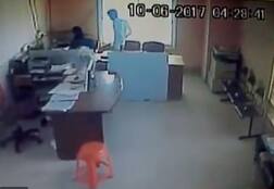 कर्नाटक में महिला सहकर्मी को शख्स ने 'मारी लात', सीसीटीवी में कैद हुई वारदात