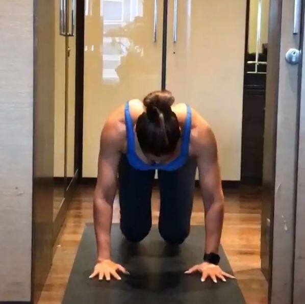 इसके कैप्शन में उन्होंने लिखा है कि वे अपने अकेलेपन में ये सब एंजॉय कर रही हैं. वे आगे लिखती हैं कि बॉडी वेट ट्रेनिंग से बेहतर कुछ नहीं होता.