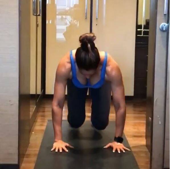 तस्वीरों में आप बॉलीवुड अदाकारा बिपाशा बसु को देख सकते हैं. वैसे तो वे किसी पहचान की मोहताज़ नहीं हैं लेकिन बताते चलें कि वे राज और धूम जैसी बेहद सफल फिल्म सीरीज़ों का हिस्सा रही हैं.