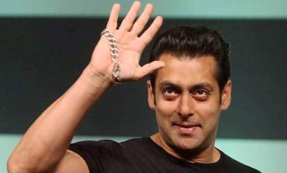 सलमान 3 करोड़ 70 लाख डॉलर (तकरीबन 238 करोड़ रुपये) की कमाई के साथ इंग्लिश गायक-गीतकार एड शीरीन के साथ संयुक्त रूप से 71वें पायदान पर हैं.