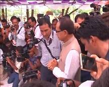 MP: मंदसौर पहुंचे शिवराज से बोलीं पीड़ित किसान की पत्नी- \'मेरा पति लौटा दो\'
