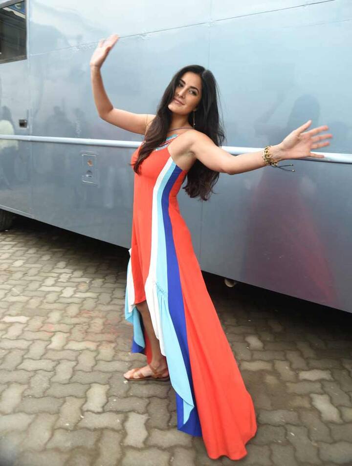 कल ये दोनों स्टार्स अपने प्रमोशन के लिए मुंबई के महबूब स्टुडियो में मौजूद थे. कैटरीना कैफ अपने इंटरव्यू खत्म करने के बाद ही अचानक ही सलमान खान से मिलने उनके सेट पर पहुंच गईं. 